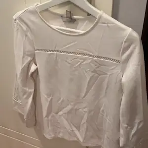 Säljer denna vita tröja med detaljer på framtiden från H&M💗