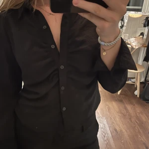 Blus från Only  - Jättefin och elegant blus från Only. Storlek L men passar S och M. Bra skick🫶🏻