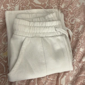 Mjukis  - Vita utsvängda mjukisbyxor från lager157 i storlek M. Väldigt stora på mig och långa som själv har storlek S. Lite noppriga och orginalpris-200kr