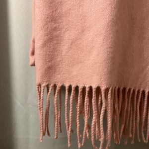 Ljusrosa halsduk - Stor ljusrosa halsduk från hm. Skön och nästan som ny. 