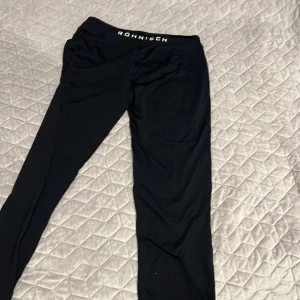 Röhnisch träningsbyxor  - Halv lång byxor, lite använda . Som storlek passar en S