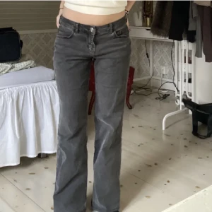 Jeans - Mörk gråa jeans. (Första bilden lånad) Köpta här på plick men från första början från H&M. Det är storlek 38 men jag tycker de passar rätt bra på mig som har S. Kan mäta innerbensmått och midjemått om det skulle behövas💗säljer då jag har för mycket kläder