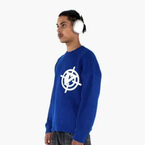 Vicinity stickad tröja - Vicinity stickad tröja Helt ny, endast testad Kan vara en fin julklapp till sig själv eller någon av sina kära🎄 Modellen är 186cm och har storlek L  Nypriss: 1100kr Mitt pris: 800kr