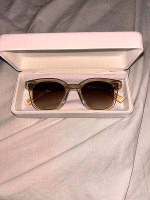 Chimi 02 - Chimi 02 ecru. 10/10 skick. Fodral o allt följer me