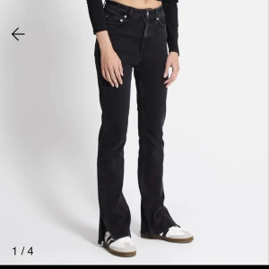 Låga jeans - Låga jeans från lager med slits, prislapp å allt kvar men försmå på mig❤️