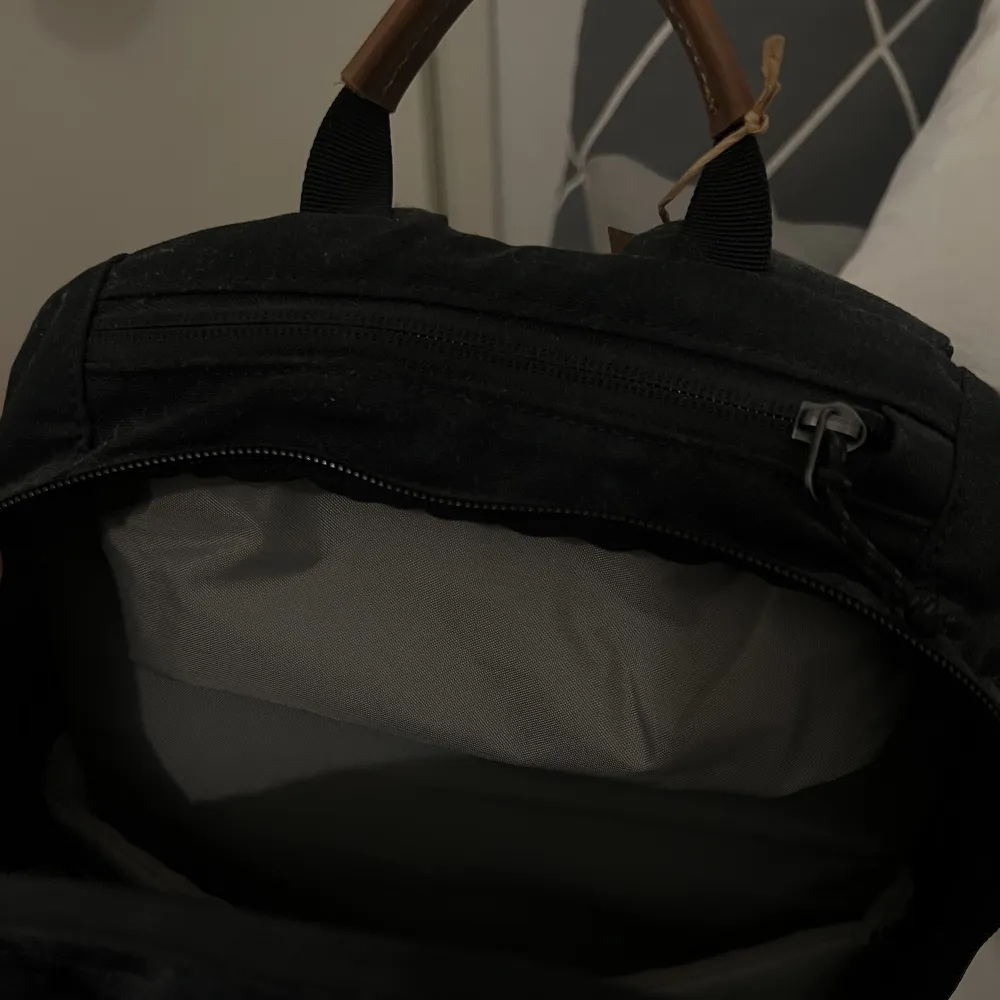 Säljer min fjällräven ryggsäck 20L, helt oanvänd så nytt skick! Bra fack för eventuell dator mm. Nypris 1200kr. Väskor.