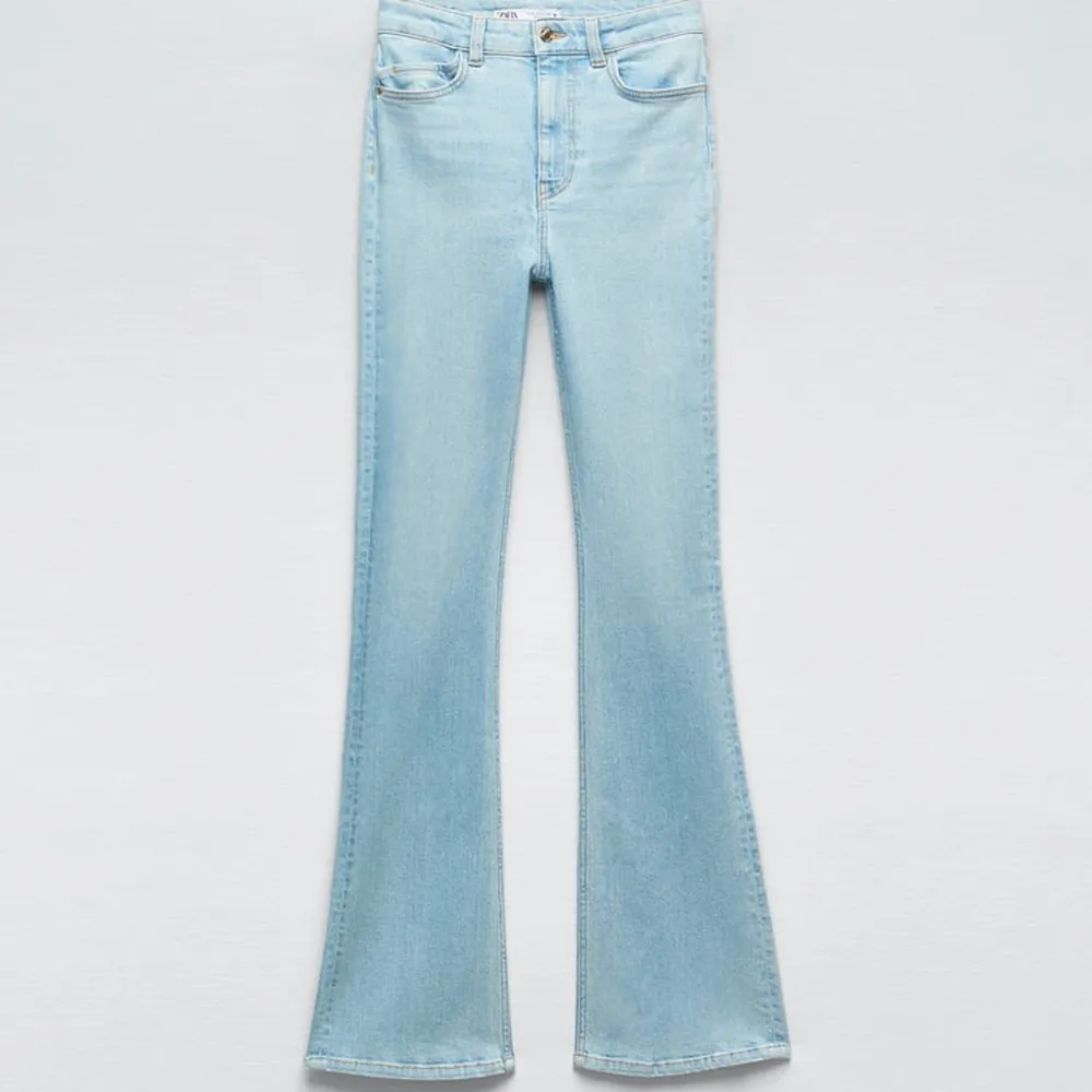 Zara jeans som är långa på mig som är 180. Det är i nyskick, är osäker på om de är exakt de på bilden men de är iallfall identiska🔥köpt för inte så länge sedan, skulle säga att det är mid. Pris kan diskuteras vid snabb affär⭐️. Jeans & Byxor.