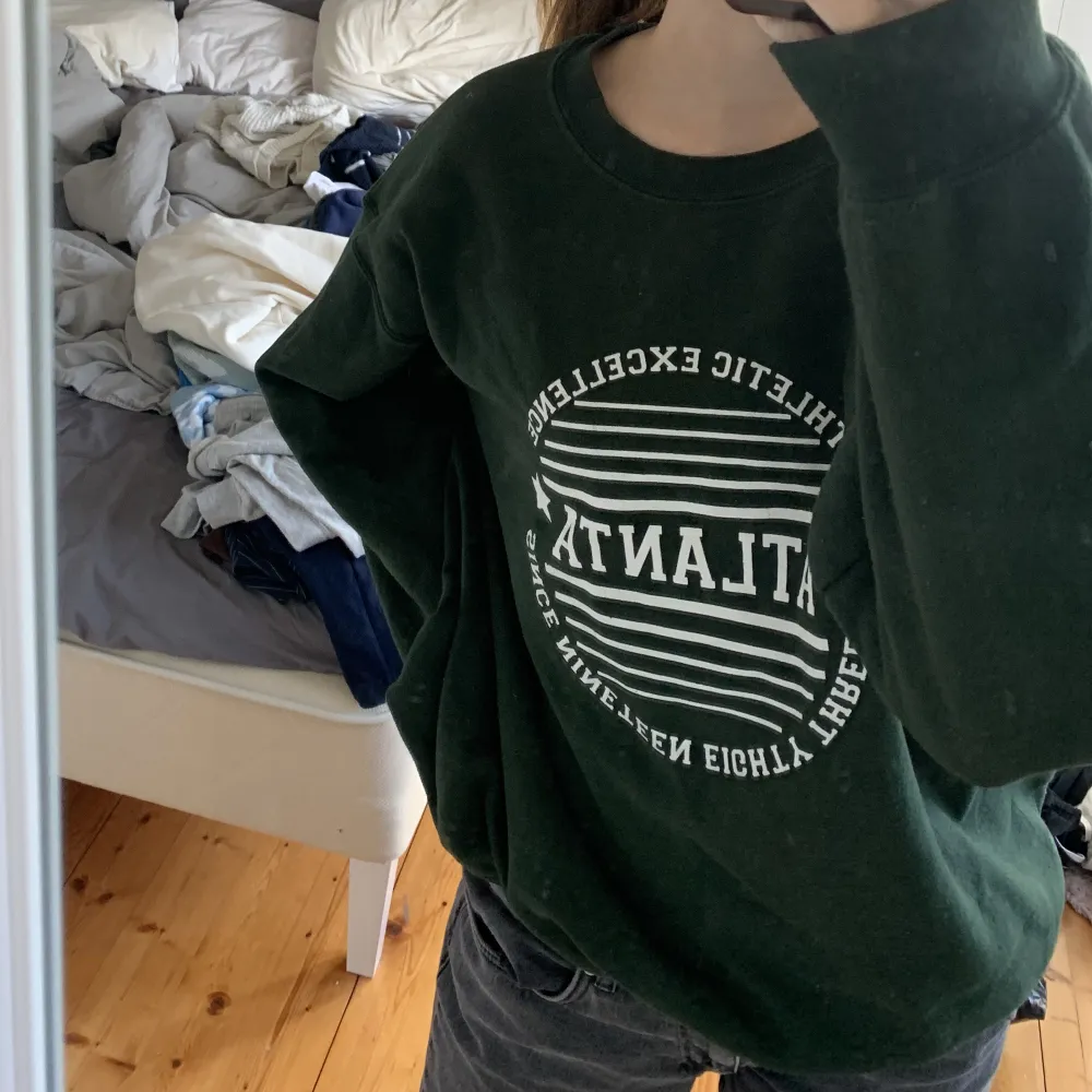 Jätteskön mörkgrön sweatshirt i storlek M. Tröjor & Koftor.