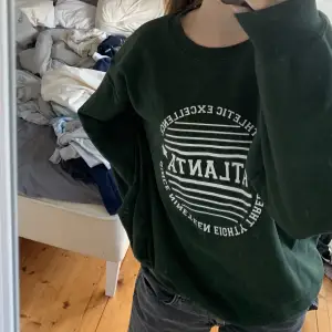 Jätteskön mörkgrön sweatshirt i storlek M