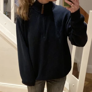 Brandy Melville Tröja - Marinblå quarter zip pullover från Brandy Melville!❤️ Jättebra skick o inga defekter:) Pris går att diskuteras annars köp direkt för 300kr❤️