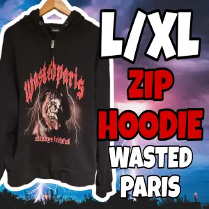 TUNG zip hoodie från Wasted Paris. L men sitter som en XL. Säljer för att det inte riktigt är min stil längre. Bilden över är min men bara att skriva så kan jag skicka fler. Priset är föhandlingsbart. Kostade 1100 ny.