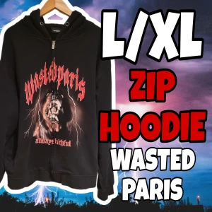 GRAPHIC WASTED PARIS ZIP HOODIE - TUNG zip hoodie från Wasted Paris. L men sitter som en XL. Säljer för att det inte riktigt är min stil längre. Bilden över är min men bara att skriva så kan jag skicka fler. Priset är föhandlingsbart. Kostade 1100 ny.