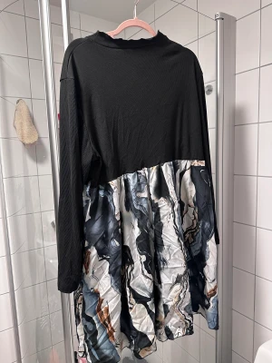 Klänning plussize  - Klänning med ribbad övre delen och mönstrad kjol delen  Polyester   Bra skick   Storlek runt 52-54, elastisk 