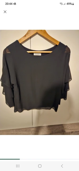 Blus - Aldrig använd blus/tröja. Volangärmar med ett linne under. Snygg till fest. St S normal i storlek 