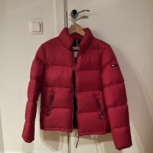 Dunjacka Tommy hilfiger - Superfin röd vinterjacka från Tommy hilfiger i strl S. 