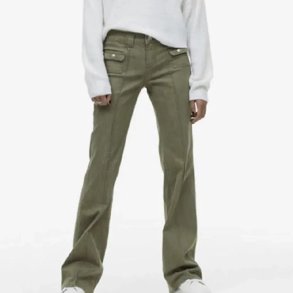 Söker dessa jeans i grön, svart eller mörkblå. Kontakta gärna om du säljer för 200-350kr🫶❤️. Jeans & Byxor.