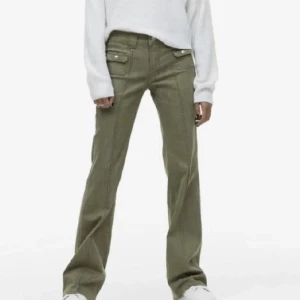 Söker jeans  - Söker dessa jeans i grön, svart eller mörkblå. Kontakta gärna om du säljer för 200-350kr🫶❤️