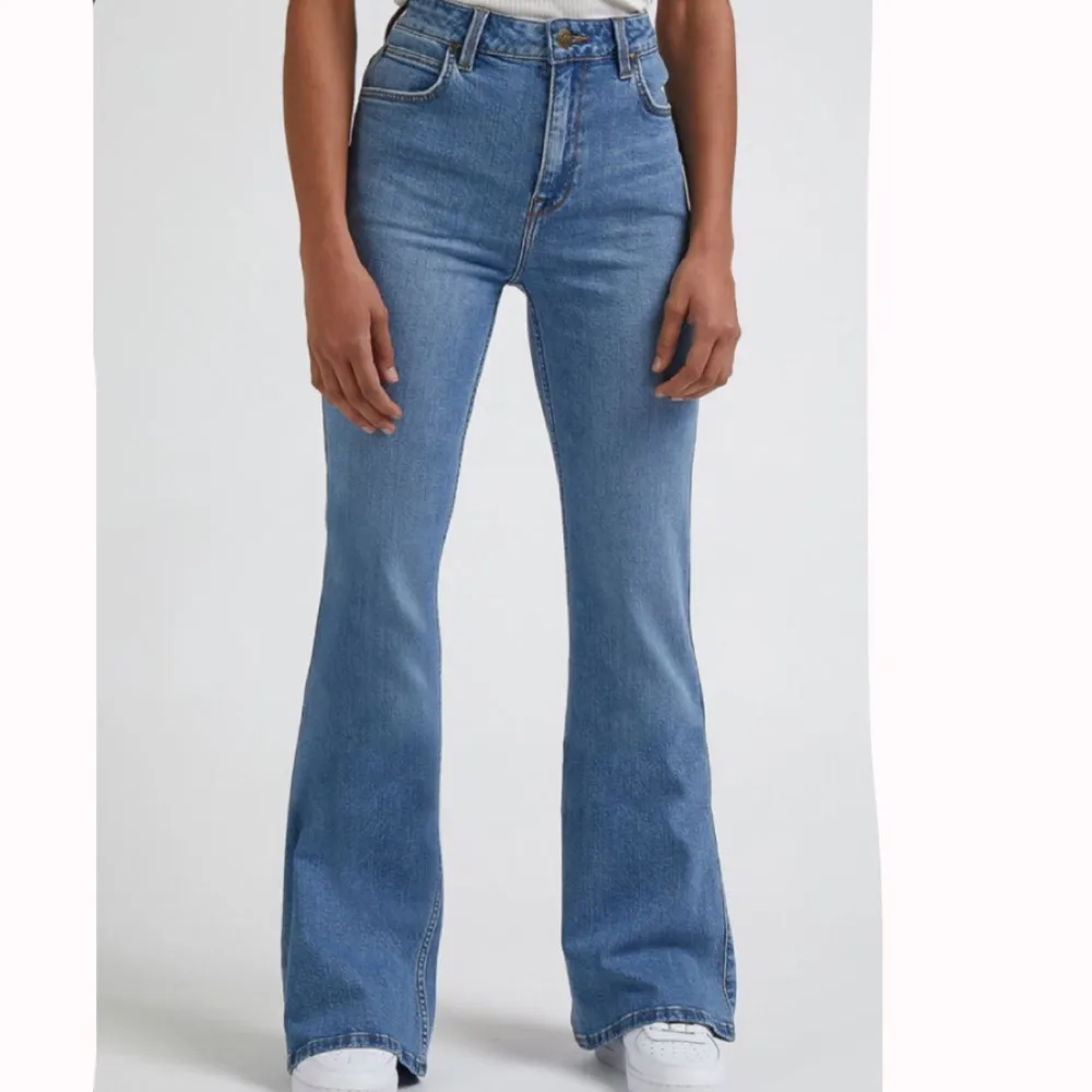Snygga blå bootcut från hm❤️. Jeans & Byxor.