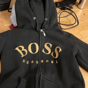 Boss kofta - Säljer en Hugo boss kofta då den inte kommer till användning, den har inga effekter förutom det på smörerna som man kan se på andra bilden. Säljer billigt eftersom jag vill bli av med allt så fort som möjligt, kan även tänka mig att sänka priset