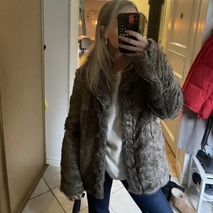 Pälsjacka - Säljer denna fina pälsjacka då den är något liten för mig❤️