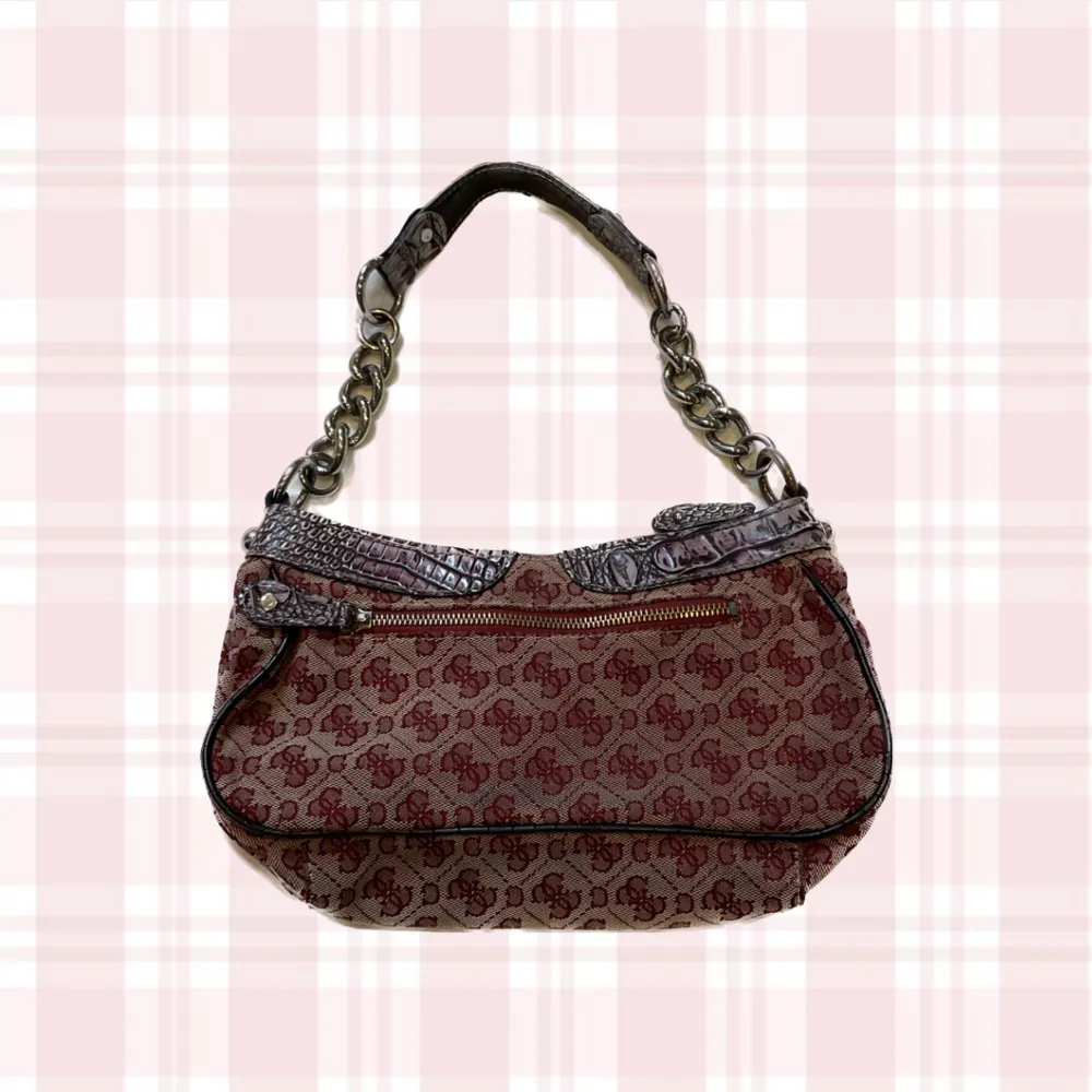 Brand: Guess Size: (W) 28cm × (H) 14cm × (D) 10cm     Material: Linen and Leather.      This vintage 2000s different printed pink Guess bag is made out of faux leather and linen.. Väskor.