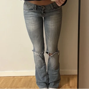 Lågmidjade jeans! - Säljer mina skit snygga jeans från Gul-Blå då dom tyvärr blivit för små för mig. Midjemåttet är 36cm och innerbenslängden är 82/83cm 💕💕