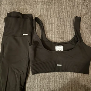 Tränings tights - Säljer mina khaki gröna träningsbyxor ifrån Aim’n då dem är lite för små samt korta på mig (är 173cm)   Köp byxorna för 250kr eller setet för 400kr  (både byxa och sporttopp - båda i strl S)   Kan mötas upp i Stockholm!