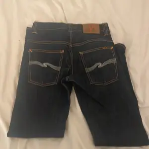 Ett par mörkblåa jeans från nudie ettt dyrt fint märke. Dess byxor är inte använda super snygga men köpte på secundhand. De e raka där nere. Skriv för Mer info