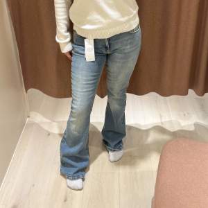 Säljer dessa väldigt fina low waist bootcut jeans från Gina, säljer då de var för långa på mig💓dom är använda ett fåtal ggr, därav nyskick!