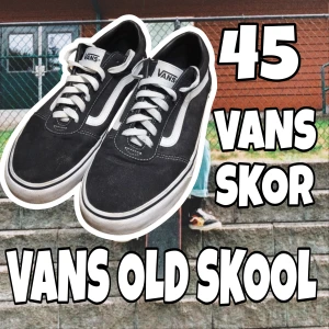 SKOR VANS OLD SKOOL - Årsgamla Vans Old Skool. Burna cirka fem ggr men i bra skick utöver en lite smuts på sulan. Lite små i storleken.