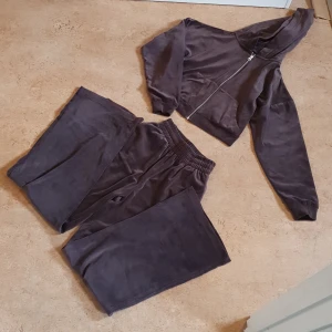 Mjuk dress  - Brun mjuk dress från  BIK BOK. Storlek S.  Byxor och jacka. Kan även köpas var för sig, om så önskas. Huva på jackan. 100 kr styck eller 200 för hela setet. 