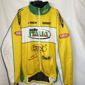 Cykeltröja  - Cykeltröja. Längd: 80cm   Skicka DM vid frågor. ☆．。･