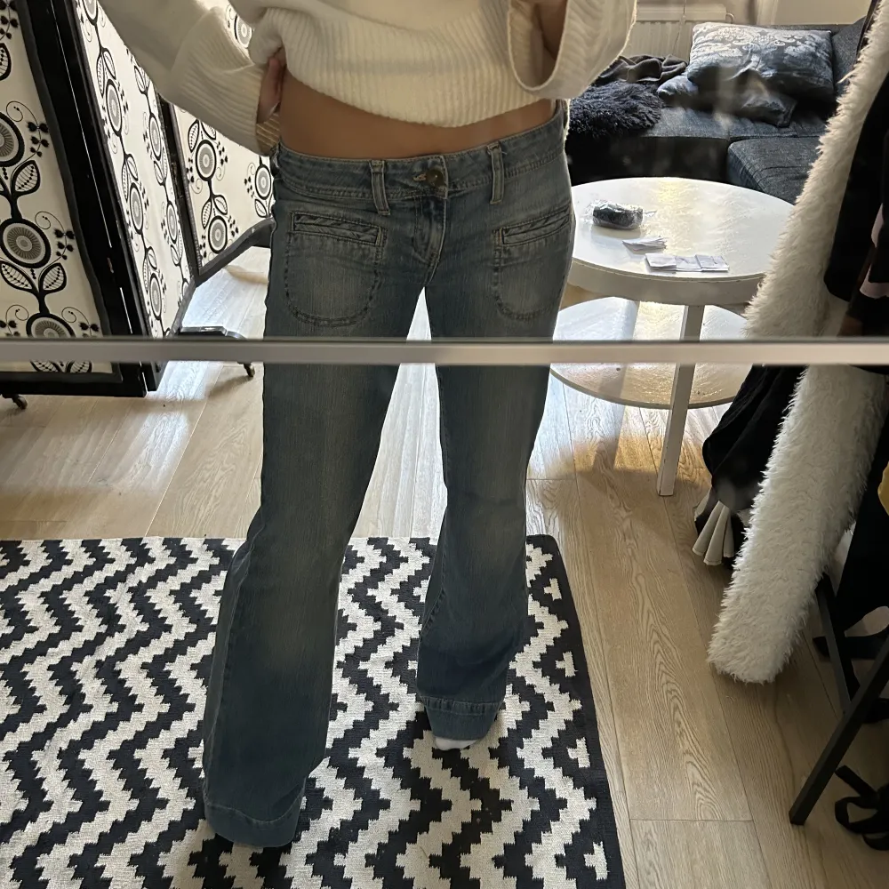 Så snygga lågmidjade jeans med coola fickor framtill! Säljer då jag tycker dom är för långa för mig. Midjemått: 38 rakt över. Står storlek 38 i dom men passar mig som är en S/36 då dom är lågmidjade . Jeans & Byxor.