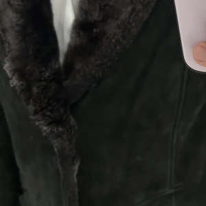 PG Elfström lammskinnspäls - Svart mockapäls från PG Elfström. Mellanlång modell. Bra skick. Hög kvalité. 
