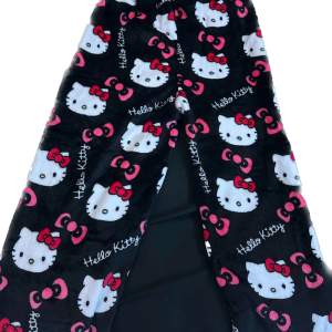 GRATIS FRAKT. Super lena och söta hello kitty pyjamas byxor. Midjebandet är väldigt stretchigt. Ytterbenslängd ca 95 cm. Priset kan diskuteras. 