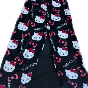 Hello kitty pyjamasbyxor  - GRATIS FRAKT. Super lena och söta hello kitty pyjamas byxor. Midjebandet är väldigt stretchigt. Ytterbenslängd ca 95 cm. Priset kan diskuteras. 