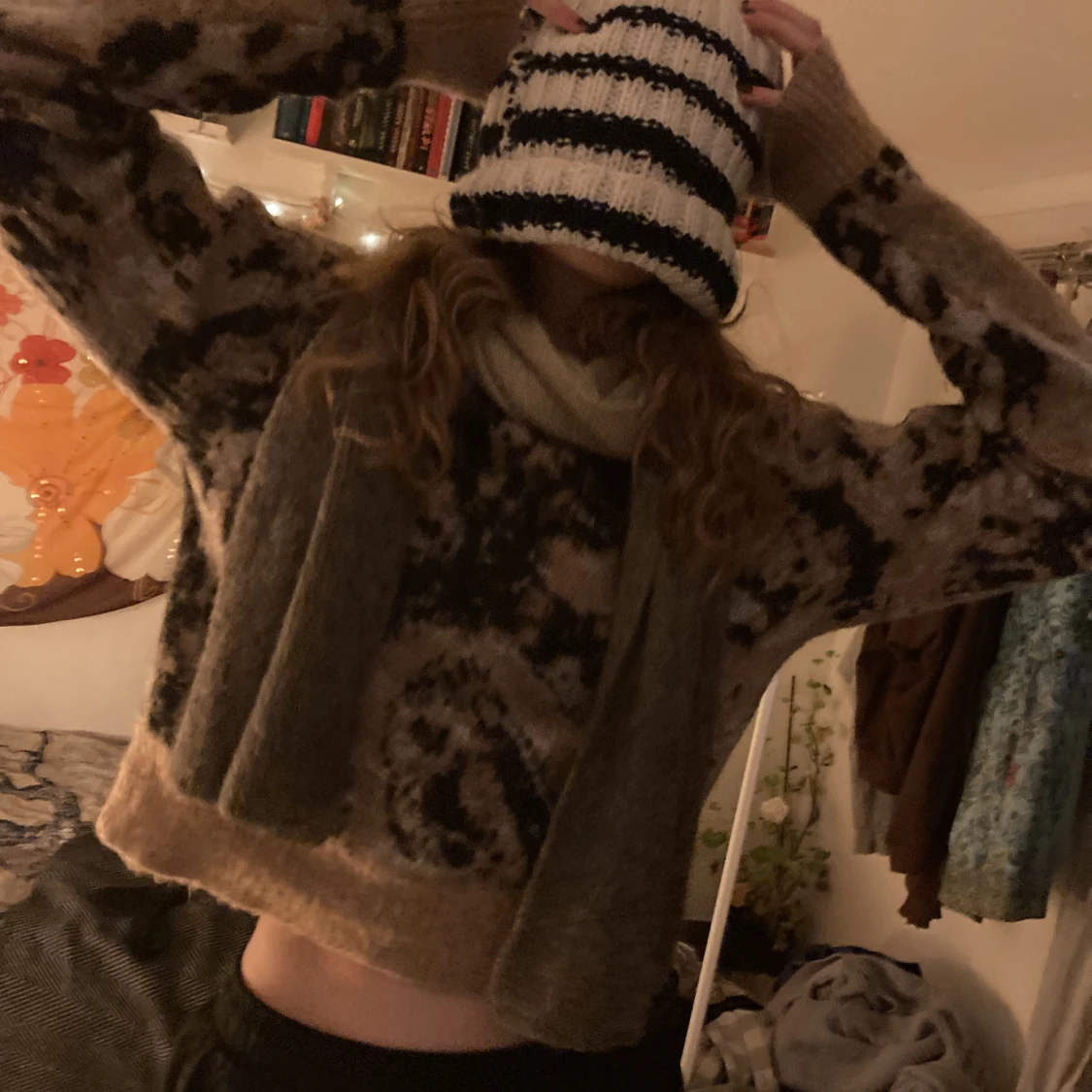 kort stickad brunsvart tröja