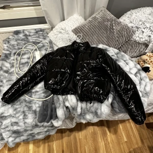 Chiquelle jacka - Jacka från chiquelle i medium som har defekter längst ner (visas bild 2) men när man har på sig den syns inte det, inte heller på bild, därav det låga priset. skön jacka som man kan styla lite hursom. Kontakta mig om du vill ha ytterligare bilder😁.