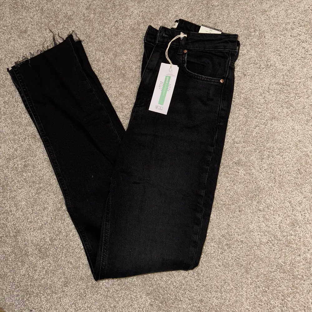 Helt oanvända jeans med slits från Gina tricot . Jeans & Byxor.