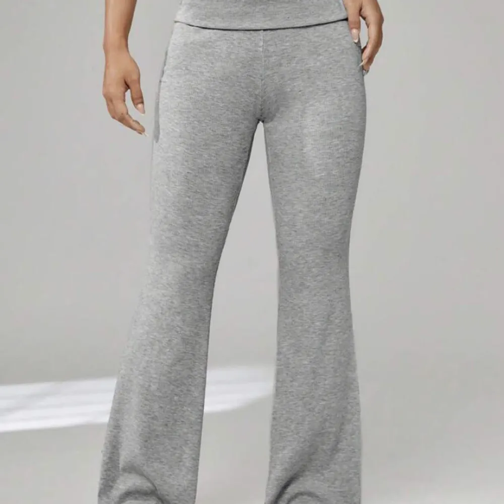 Gråa byxor från SHEIN jättebekväma i storlek xs💕. Jeans & Byxor.