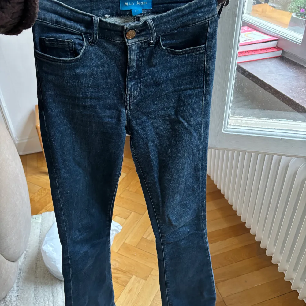 Säljer mina MIH jeans i storlek 25, de har modellen bootcut (skulle säga att de motsvarar en 34/36 i jeans). De passar bra i längden för mig som är 1,65 lång (men då går de en liten bit ner över foten).. Jeans & Byxor.