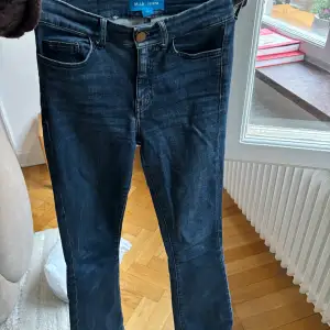 Säljer mina MIH jeans i storlek 25, de har modellen bootcut (skulle säga att de motsvarar en 34/36 i jeans). De passar bra i längden för mig som är 1,65 lång (men då går de en liten bit ner över foten).