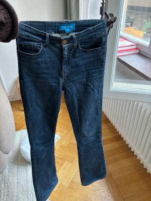 Säljer mina MIH jeans i storlek 25, de har modellen bootcut (skulle säga att de motsvarar en 34/36 i jeans). De passar bra i längden för mig som är 1,65 lång (men då går de en liten bit ner över foten).