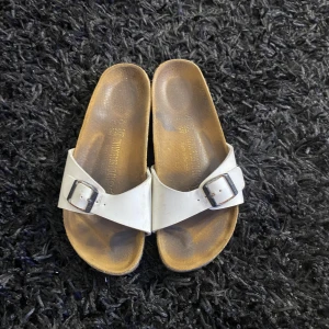 Birkenstock Tofflor - Storlek 37 men passar även mig som har 38/39