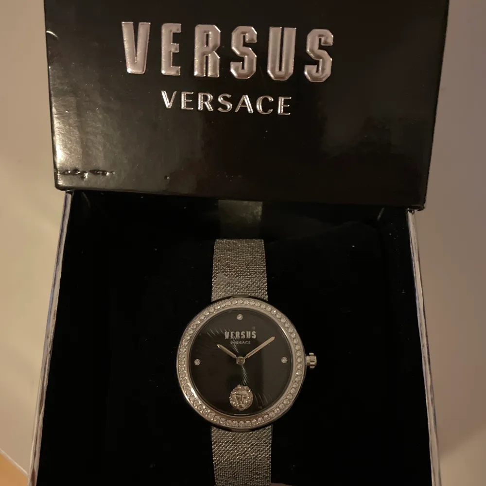 Väldigt fin versace klocka i silver som är oanvänd och helt ny. Passar bra som en födelsedagspresent. Priset går att diskutera vid snabb och smidig affär. . Accessoarer.