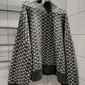 Stickad tröja - Lindex - Jätteskön tröja från Lindex - slutsåld på nätet. Upplevs som L, aldrig använd