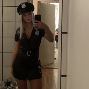 Polisdräkt - Säljer min polisdräkt som jag hade på halloween. Använd 1 kväll, super bra skick! Nypris ca 400💗 stl M, passar S också
