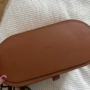 Intressekoll dyson airwrap - Intressekoll på min dyson airwrap!!  Innehåller: 2 mindre spolar, två större, två borstar, en rundborste och fön.  Säljer endast till bra pris💗kom med förslag  Nypris ca 5000kr