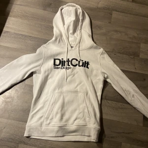 Hoodie - Supersnygg hoodie från dirtcült! Knappt använd. Storlek L men passar även M 🫶🏻