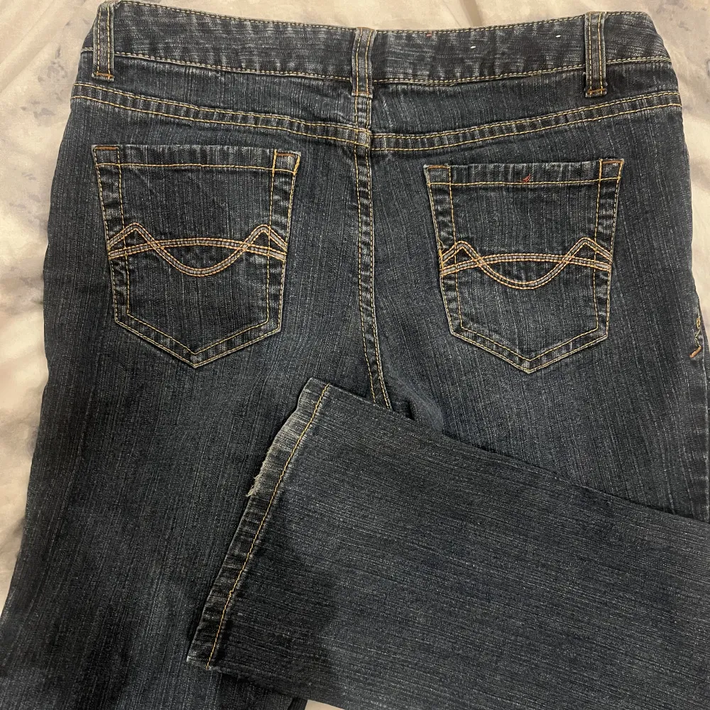 Säljer dessa low waist bootcut jeans pga att dom är för små på mig🤗 aldrig använts!! Skriv för mått osv. Jeans & Byxor.